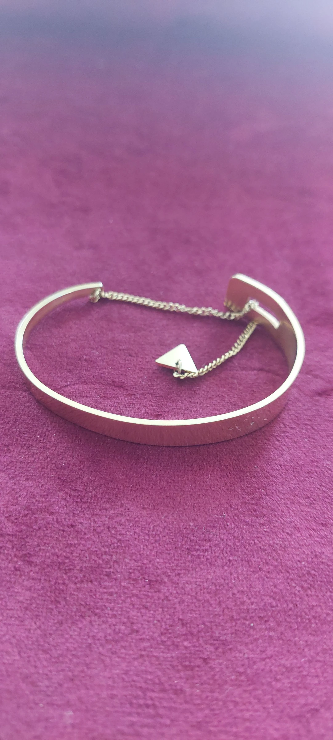 Elegant Bracelet Jonc Doré Minimaliste avec Chaînette de Sécurité et Breloque Triangle ✨